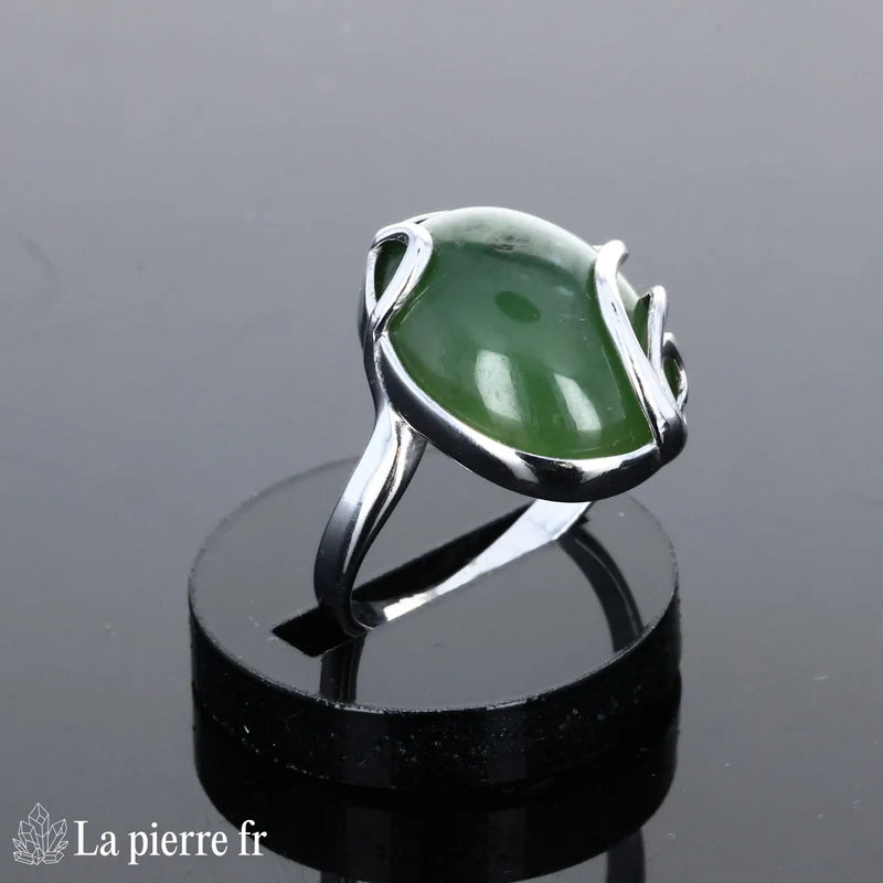 Très grande bague moderne pour femme en argent rhodié avec pierre Jade Vert de couleur verte naturelle, ovale 12x16mm.