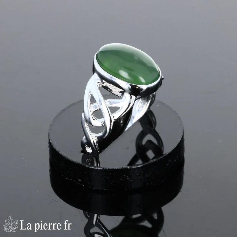 Bague moderne pour femme en argent rhodié avec pierre Jade Vert de couleur verte naturelle, ovale 8x12mm.