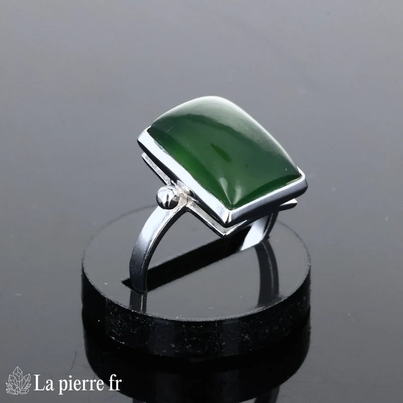Bague style chevalière pour femme en argent avec grande pierre Jade Vert rectangulaire de couleur verte naturelle.