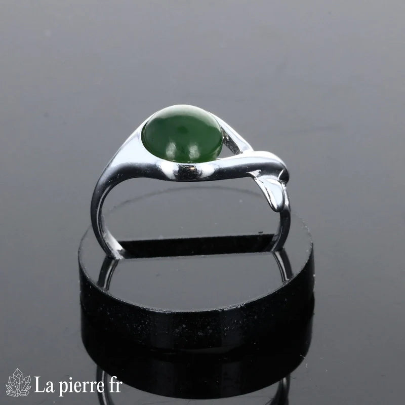 Bague moderne pour femme en argent avec pierre Jade Vert de couleur verte naturelle, forme ronde.