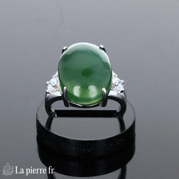 Très grande bague vintage pour femme en argent avec pierre Jade Vert ovale de couleur verte naturelle et 2 zircons.