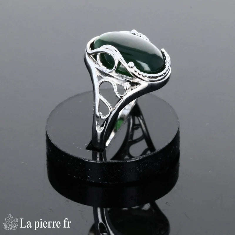Bague vintage raffinée pour femme en argent avec grande pierre Jade Vert de couleur verte naturelle, ovale 10x14mm.