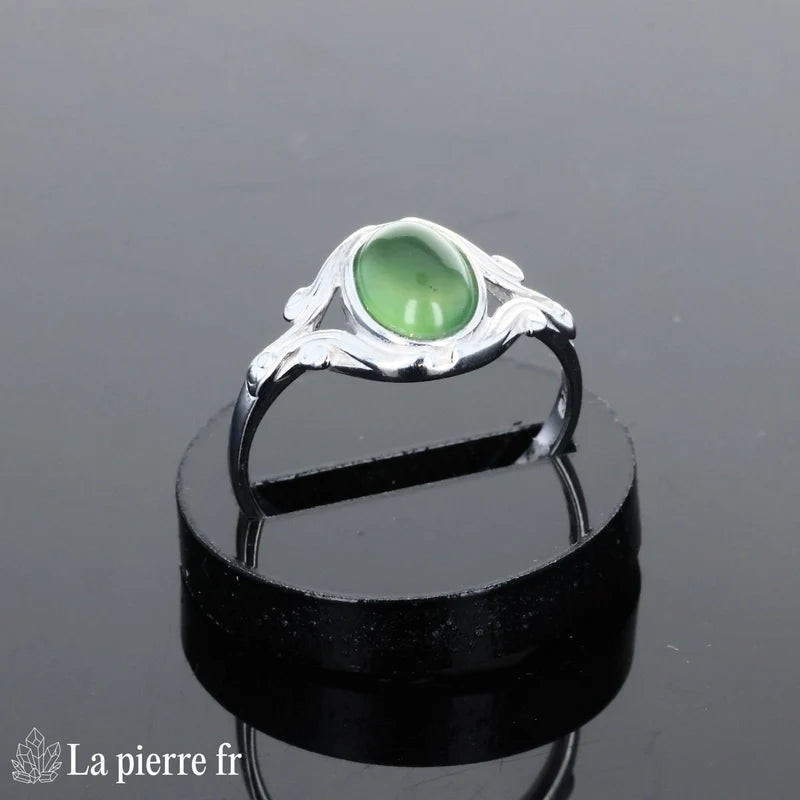 Bague vintage pour femme en argent avec pierre Jade Vert de couleur verte naturelle et détails feuilles