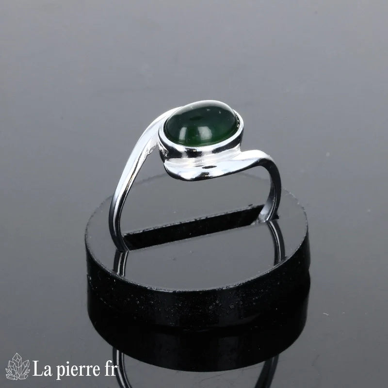 Bague pour femme en argent avec pierre Jade Vert de couleur verte naturelle.