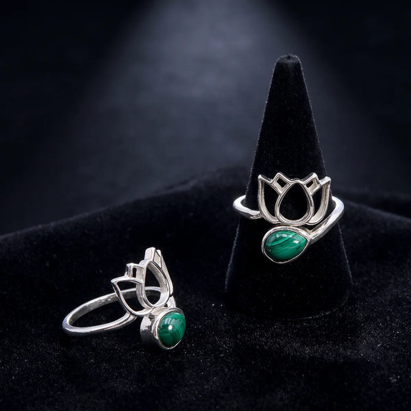 Bague pierre verte en malachite et argent 925, fleur de lotus sur cône de velours noir