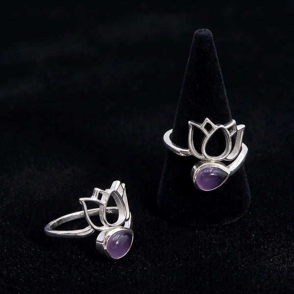 Bague lotus améthyste en argent 925, pierre violette en goutte sur cône de velours noir