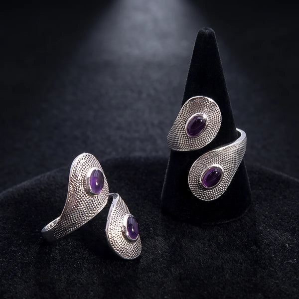 Bague toi et moi en améthyste et argent 925 rhodié, deux cabochons violets sur cône de velours noir