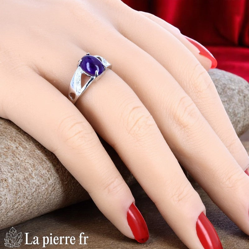 Bague pour femme en argent avec pierre améthyste violette ovale (7x9mm) en cabochon et zircones.
