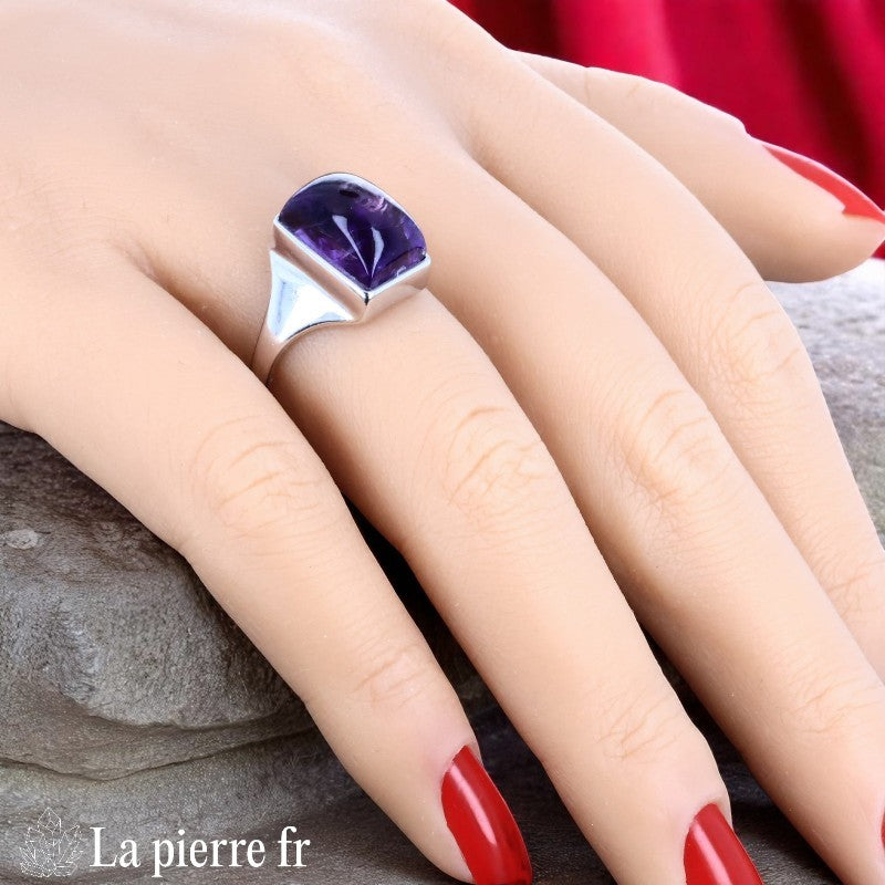 Bague pour femme en argent avec grande pierre améthyste violette rectangulaire (8x12mm) en cabochon.