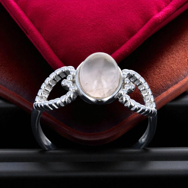 Gros plan de la bague quartz rose, monture cœurs ajourés et cabochon 6x8 mm