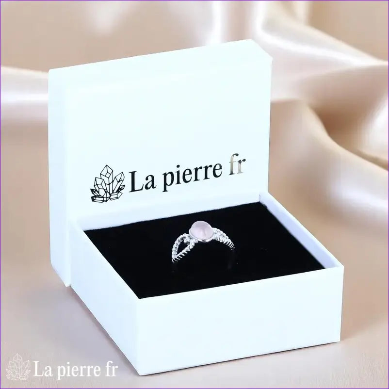 Vue portée Bague Quartz Rose (Coeur de Velours) moderne sur fond blanc