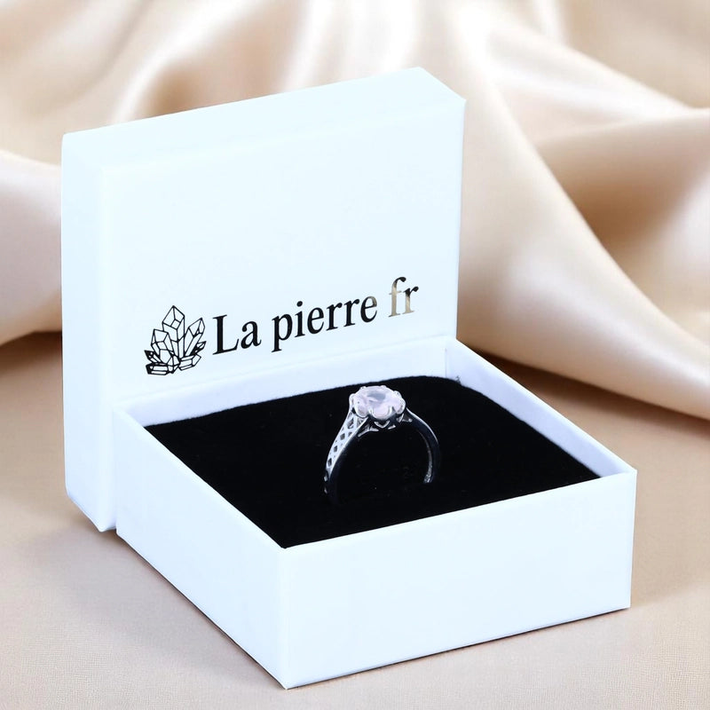 Bague en Quartz rose véritable (Dentelle Rosée) — présentée dans écrin blanc