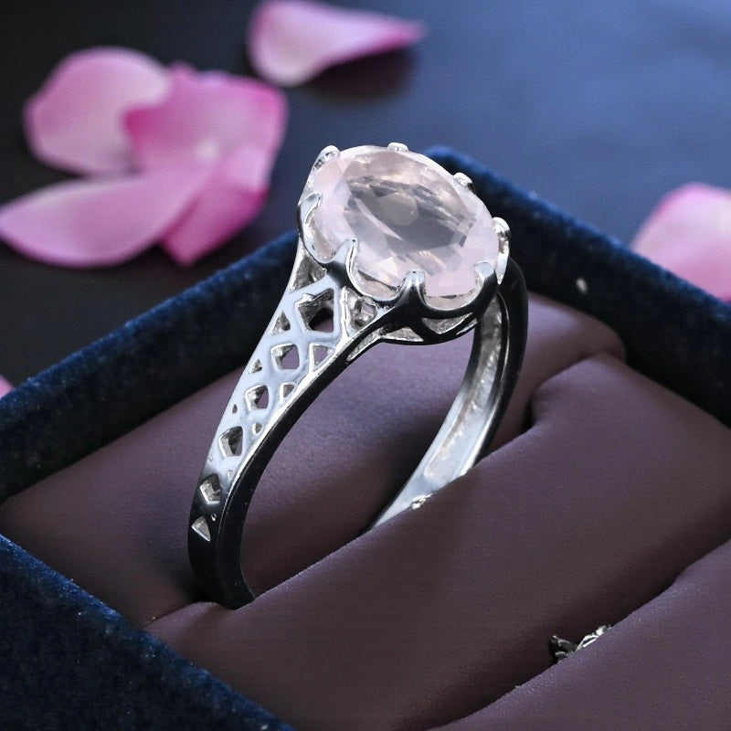 Bague en Quartz rose véritable (Dentelle Rosée) — gros plan sur quartz ovale facetté
