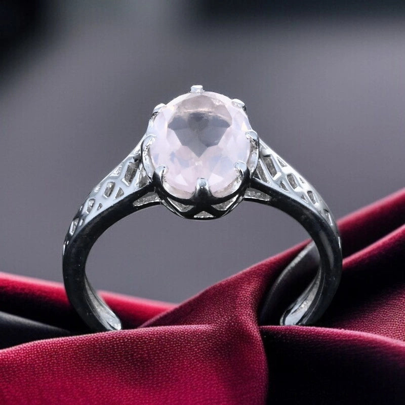Bague en Quartz rose véritable (Dentelle Rosée) — profil de la monture ajourée en argent rhodié