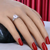 Bague en Quartz rose véritable (Dentelle Rosée) — vue portée sur main féminine