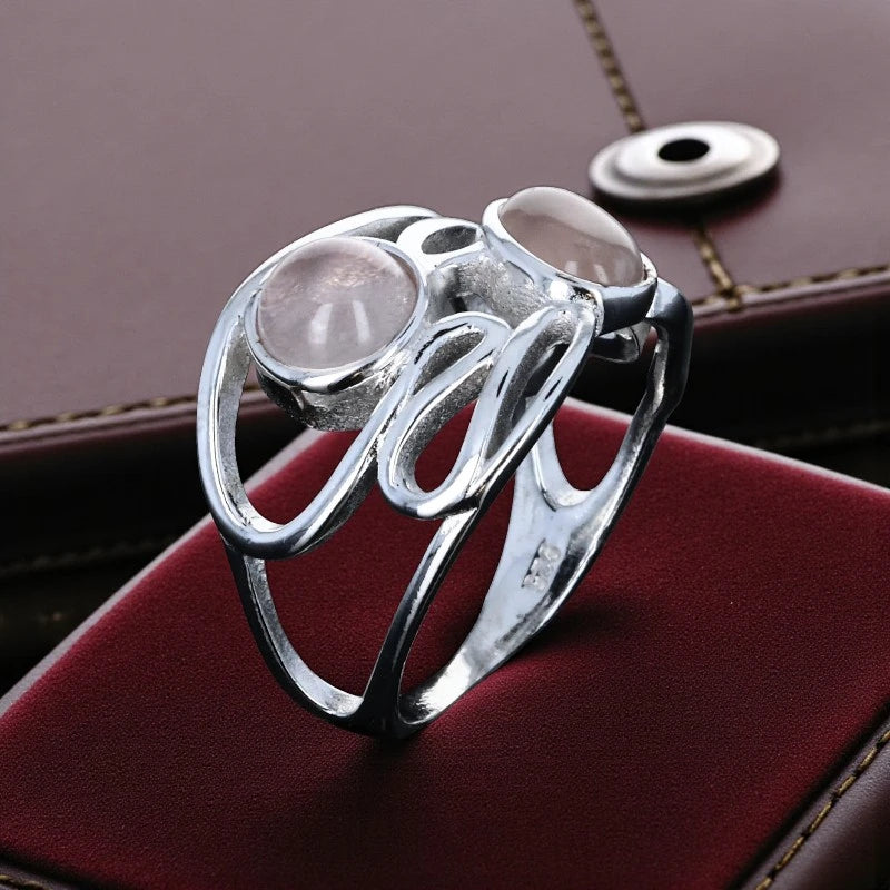 Bague en Quartz rose (Duo Arabesque) — gros plan des deux cabochons sur monture arabesque en argent 925 rhodié