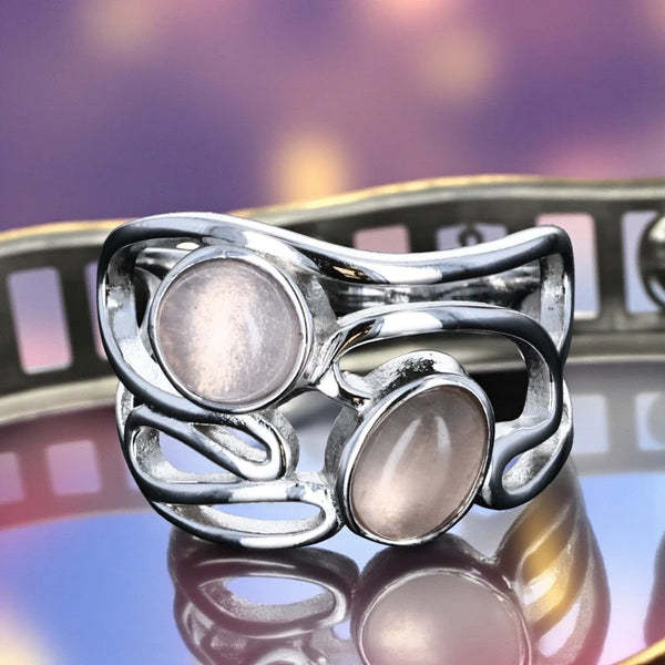 Bague en Quartz rose (Duo Arabesque) — vue 3/4 de la monture ajourée et des cabochons polis