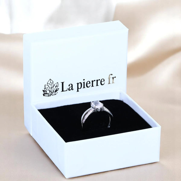 Bague en Quartz rose (Éclat Pavé) — vue dans son écrin, argent 925 rhodié, cabochon facetté 6x8 mm