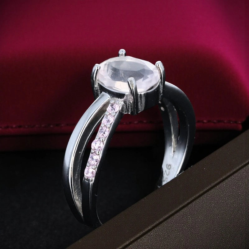 Bague en Quartz rose (Éclat Pavé) — face avant, pavée de 12 zircons, monture rhodiée élégante