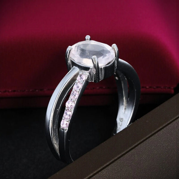 Bague en Quartz rose (Éclat Pavé) — face avant, pavée de 12 zircons, monture rhodiée élégante