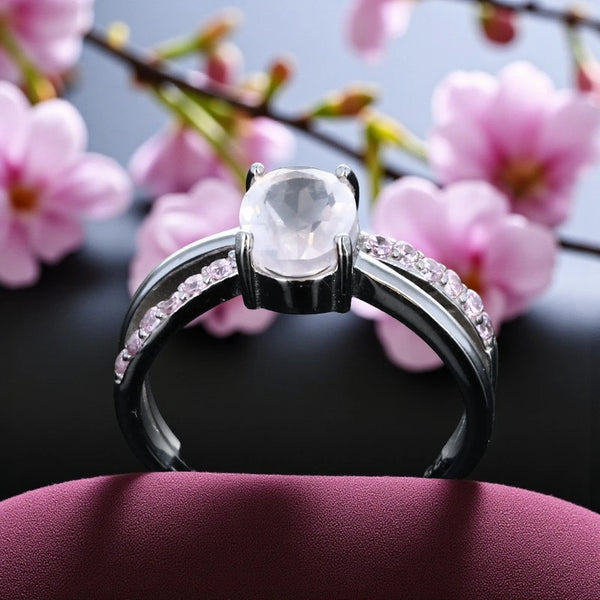 Bague en Quartz rose (Éclat Pavé) — gros plan du cabochon 6x8 mm et pavage