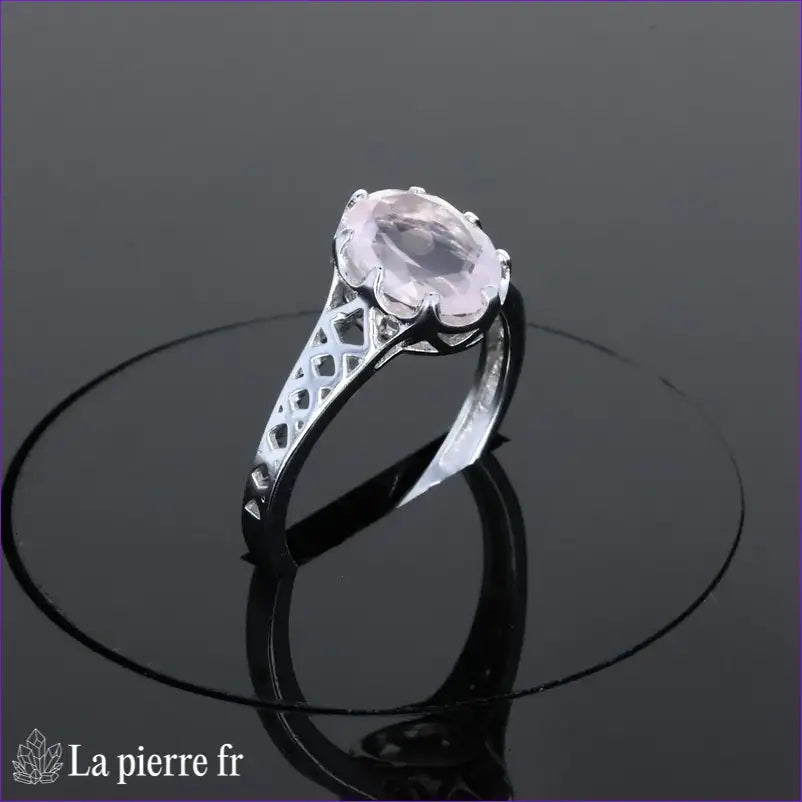 Détail de la monture travaillée et pierre rose facettée Bague (Éclat Sculpté)