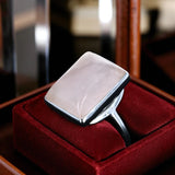 Bague en Quartz rose (Éclipse Rectangulaire) — Argent 925 rhodié, vue macro sur cabochon rectangulaire.