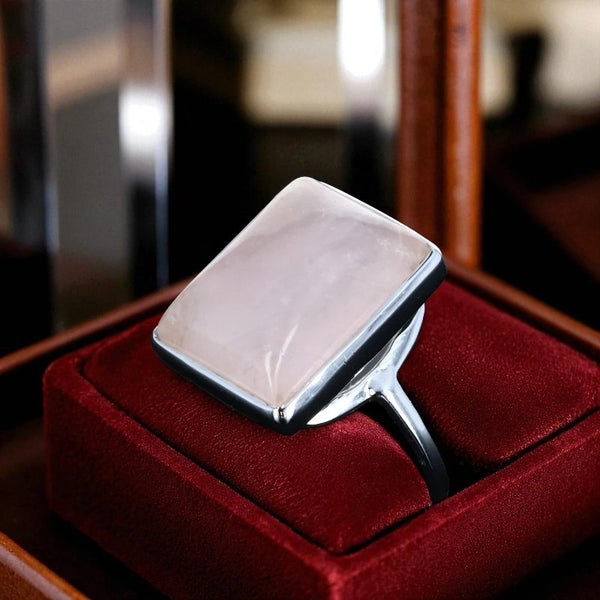 Bague en Quartz rose (Éclipse Rectangulaire) — Argent 925 rhodié, vue macro sur cabochon rectangulaire.