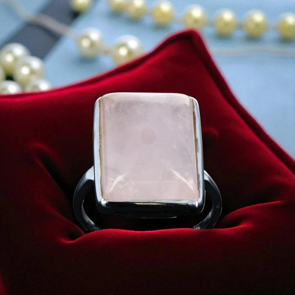 Bague en Quartz rose (Éclipse Rectangulaire) — Argent 925 rhodié, pose sur écrin bordeaux.