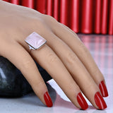 Bague en Quartz rose (Éclipse Rectangulaire) — Argent 925 rhodié portée au doigt, format chevalière.