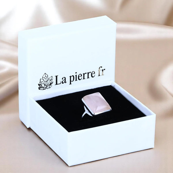 Bague en Quartz rose (Éclipse Rectangulaire) — Argent 925 rhodié présentée en boîte La Pierre Fr.