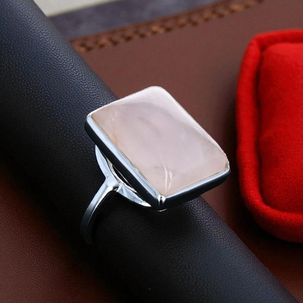 Bague en Quartz rose (Éclipse Rectangulaire) — Argent 925 rhodié, vue frontale du cabochon 12×16 mm.
