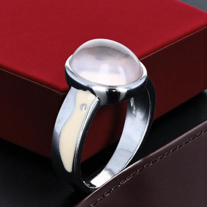Gros plan du cabochon ovale 9x11 mm de la bague en Quartz rose (Émail Ivoire)