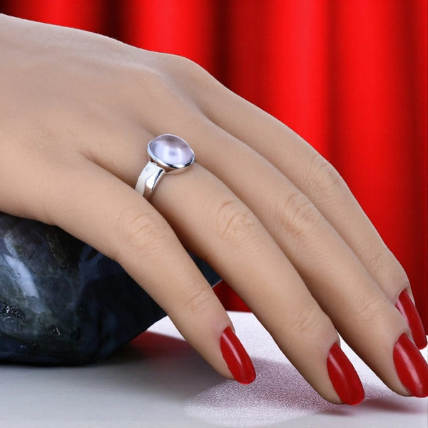 Bague en Quartz rose (Émail Ivoire) portée au doigt, style bohème chic