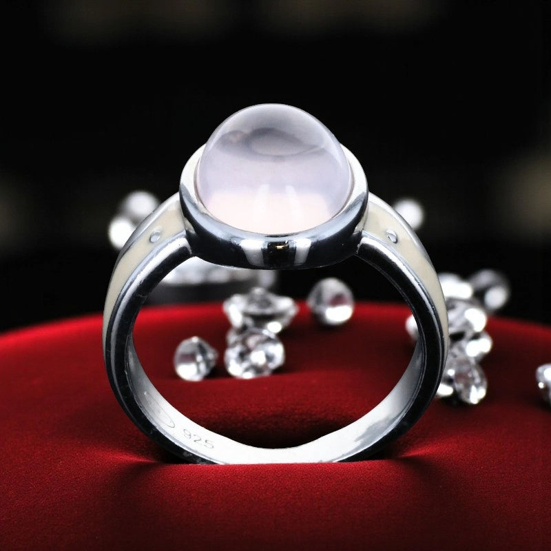 Profil de la bague en Quartz rose (Émail Ivoire) montrant l’argent 925 émaillé