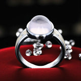 Profil de la bague en Quartz rose (Émail Ivoire) montrant l’argent 925 émaillé