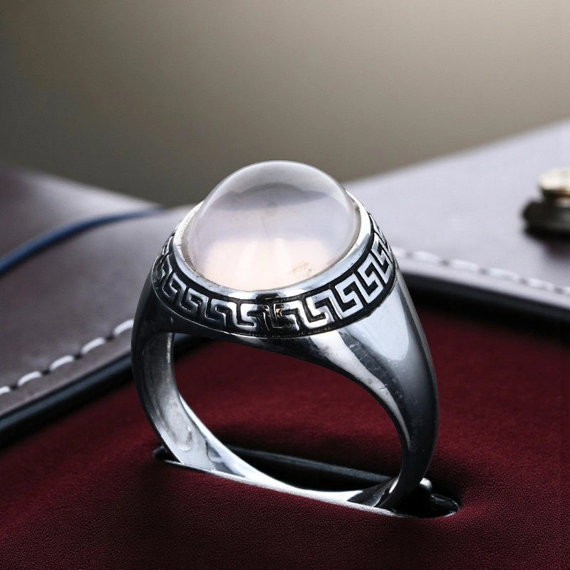 Bague en Quartz rose (Méandre Hellénique) — vue dans l’écrin, cabochon ovale 10×12 mm en argent 925 émaillé