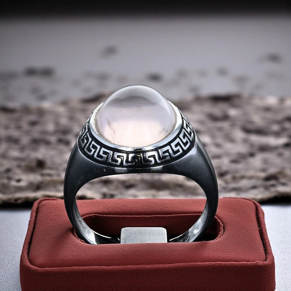 Gros plan de la bague en Quartz rose (Méandre Hellénique) avec frise grecque et cabochon bombé