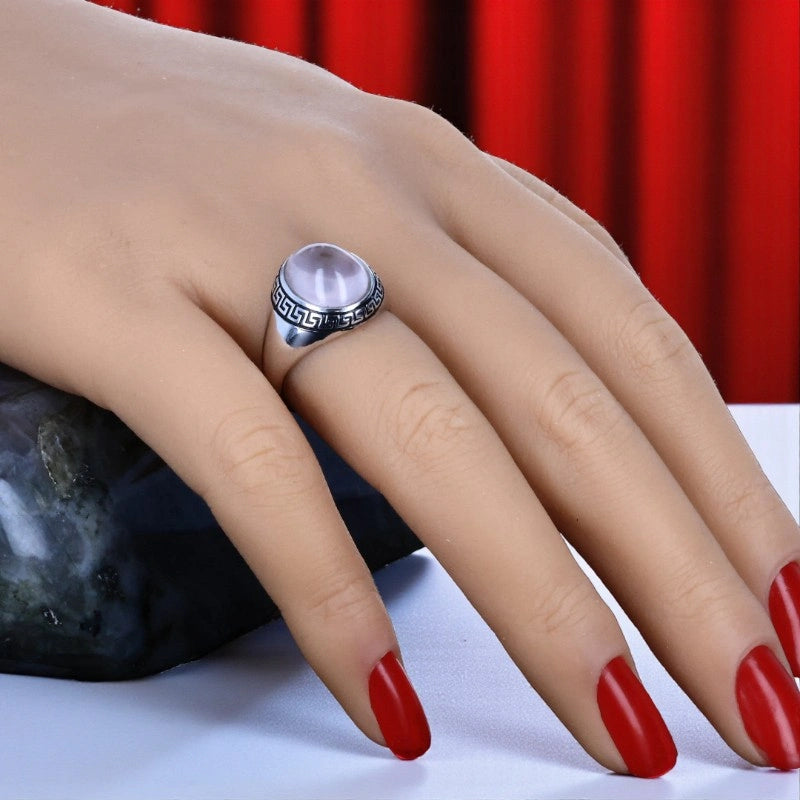 Bague en Quartz rose (Méandre Hellénique) portée au doigt, chevalière vintage en argent 925 émaillé