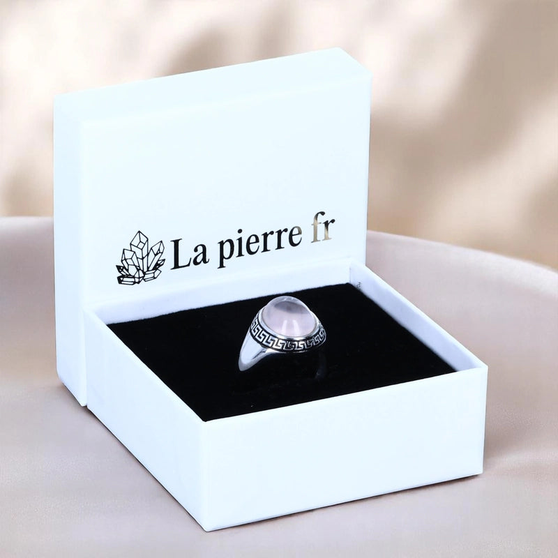 Bague en Quartz rose (Méandre Hellénique) — vue dans l’écrin, cabochon ovale 10×12 mm en argent 925 émaillé