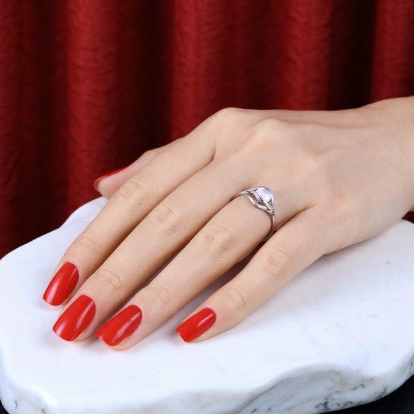 Bague en Quartz rose (Nid de Rosée) portée sur la main, vue élégante