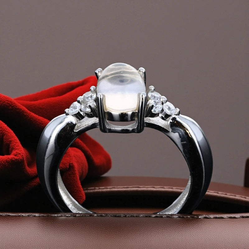 Bague en Quartz rose (Lyséa Vintage) — gros plan profil avec 6 zirconia sur argent rhodié