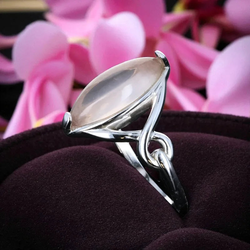 Bague en Quartz Rose (Marquise 6x14 mm) lumière bleutée, finition cabochon