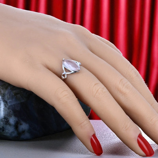 Bague en quartz rose (Marquise 6x14 mm) portée au doigt, style moderne