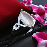 Bague en quartz rose Marquise  lumière bleutée, finition cabochon