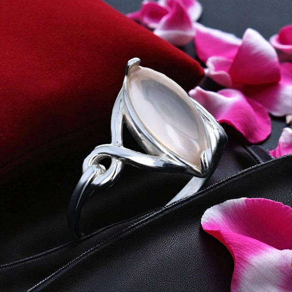 Bague en quartz rose Marquise  lumière bleutée, finition cabochon