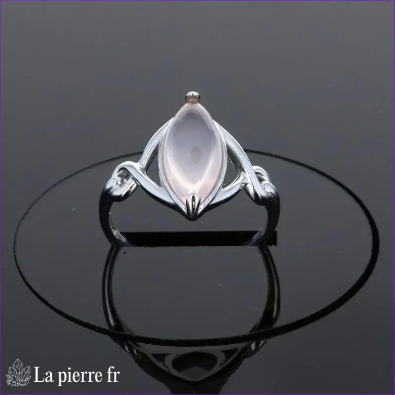 Détail de la monture travaillée et pierre rose marquise Bague (Navette Poudrée)