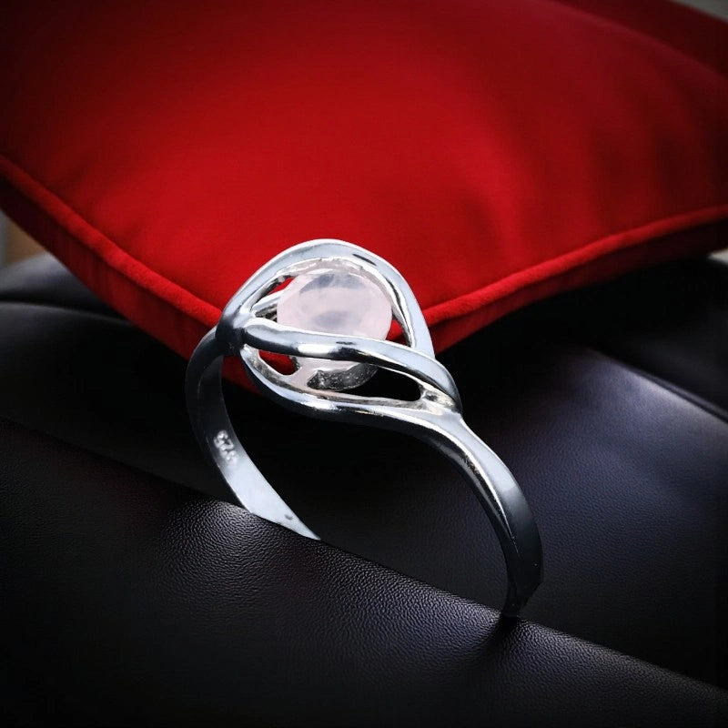 Bague en Quartz rose (Nid de Rosée) portée sur la main, vue élégante