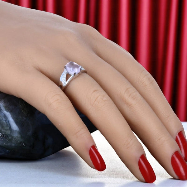 Bague en Quartz rose véritable (Nostalgie Royale) portée au doigt, style vintage élégant