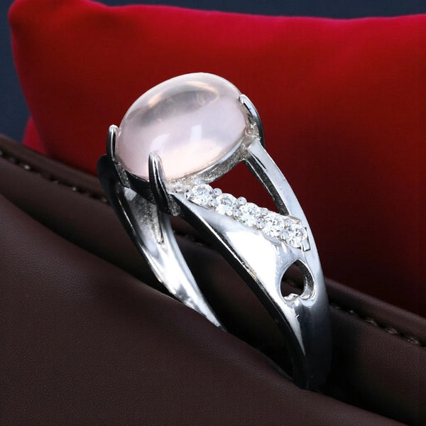 Bague en Quartz rose véritable (Nostalgie Royale) détail de la monture rhodiée ajourée